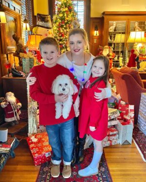 Katherine Bailess Instagram - I hope y’all had a wonderful Christmas! Cheers to a safe and happy New Years! 🎄🥂 #family #mississippi #homefortheholidays #nieceandnephew