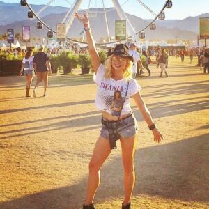 Katherine Bailess Instagram - Kuntry all day every day! 👢🎸🎼 One more week y’all! @stagecoach #tbt #stagecoach #countrymusic #bestfestival