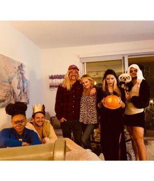 Katherine Bailess Instagram - Hey all you cool cats and kittens! 😸😻 Hope y’all had a great Halloween! 🎃 #happyhalloween #carolbaskin #joeexotic #tigerking 🐅