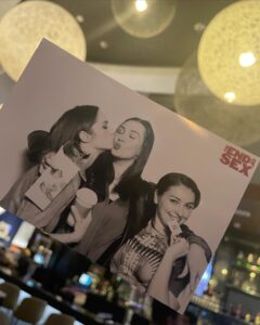 Katherine Barrell Instagram - #TheEndofSex avec mon bebe @melanie.scrofano.officiel - go see it, it’s hilarious!!! Available in theatres in 🇨🇦 and 🇺🇸 April 28th!! Congratulations team @vortexmediainc !!!! @emilyhampshire @jesseikeman @christopher_giroux @annpirvu @papachills