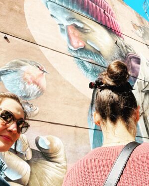 Katherine Barrell Instagram - I think I just woke up from a dream? Was I really there?! Thank you EARPERS !!! You continue to make me weak at the knees. What a summer of adventures we have had so far!! No matter how many amazing cons I experience I still get home and say them same thing, “I can’t believe this is real. I can’t believe people show up! I can’t believe the thoughtfulness, the kindness, the love”. Every 👏🏼 damn 👏🏼 time 👏🏼 I❤️U