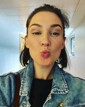 Katherine Barrell Instagram - I think I just woke up from a dream? Was I really there?! Thank you EARPERS !!! You continue to make me weak at the knees. What a summer of adventures we have had so far!! No matter how many amazing cons I experience I still get home and say them same thing, “I can’t believe this is real. I can’t believe people show up! I can’t believe the thoughtfulness, the kindness, the love”. Every 👏🏼 damn 👏🏼 time 👏🏼 I❤️U