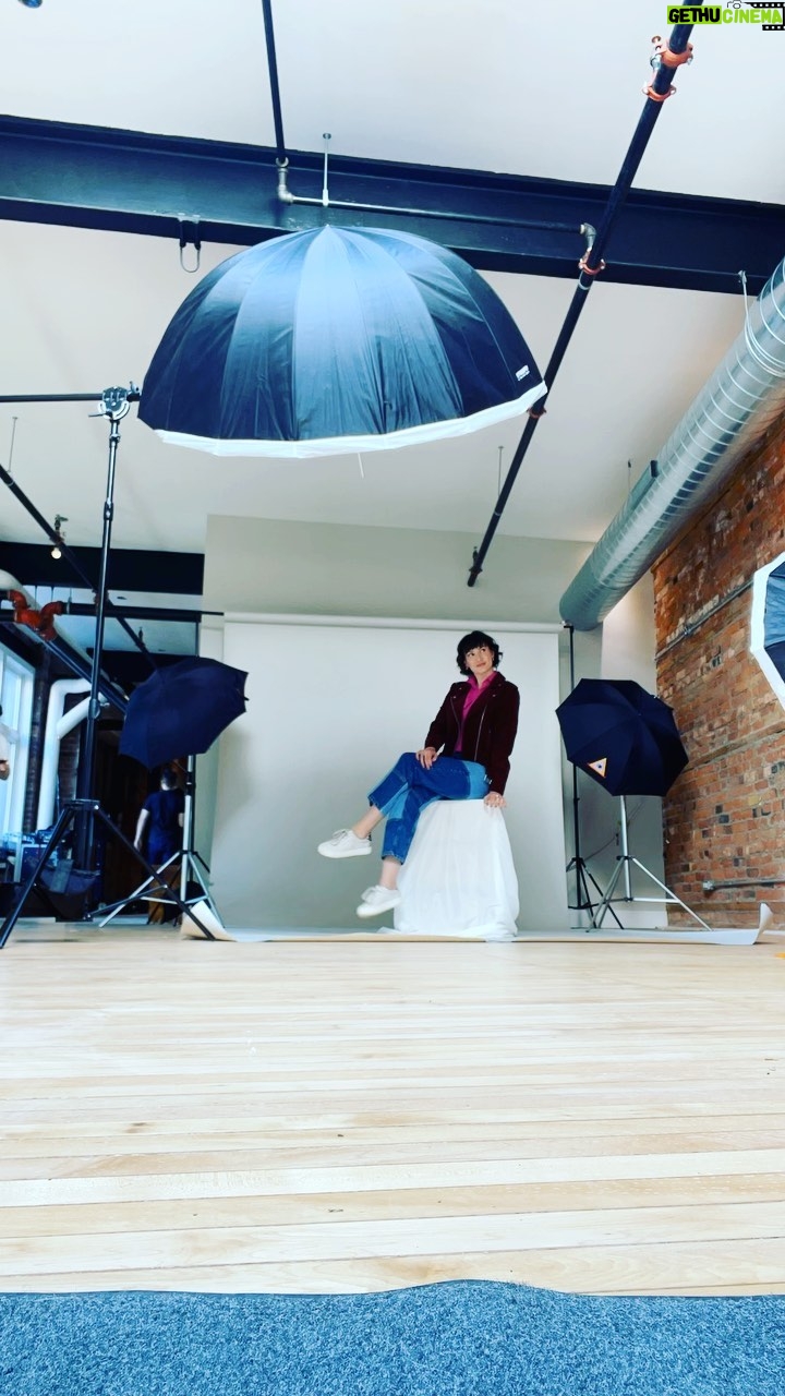 Katherine Barrell Instagram - Gallery day! Home stretch!! @kwok_rock @vortex_prods 📸 😊