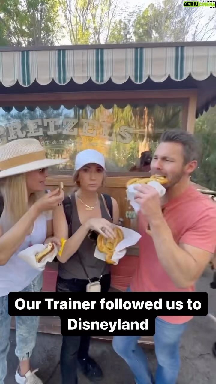 Katherine Kelly Lang Instagram - When your trainer shows up everywhere. @cliftoncam @katherinekellylang @dom472522 @ashleyaubra @caseykas and the star of it all @thomasjankas keeping us @boldandbeautifulcbs ready 💙 @disneyland