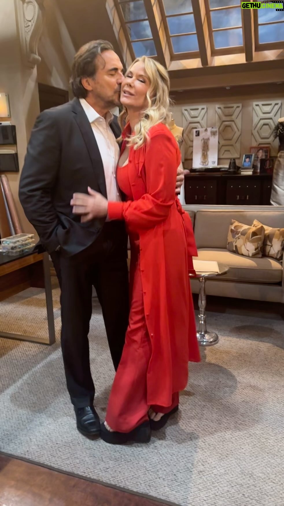 Katherine Kelly Lang Instagram - Valentines kisses for Brooke and Ridge on the set of @boldandbeautifulcbs Eyes up please Ridge🤣🤣🤣 #onset #boldandbeautiful #cbstv #inbetweenscenes