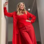 Katherine Kelly Lang Instagram - Behind the scenes at work and with my sweet tv daughter @annikanoelle @boldandbeautifulcbs #redsuit❤️ @jeresa_featherstone #hairstyle @stephpaugh #boldandbeautiful #lovemyjob 🎥🎬