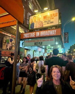 Kathleen Madigan Instagram - Fun night out in NYC seeing Mother on Broadway🍎 Jessica Lange was unbelievable….just fantastic 🏆

#mother #broadway #motherplay #nyc #jessicalange #kathleenmadigan #madiganspubcast