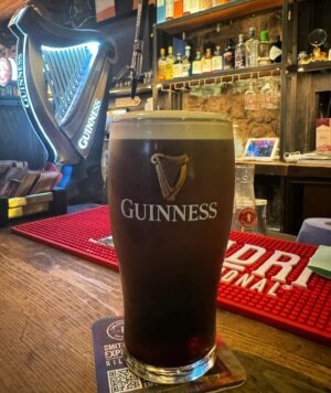 Kathleen Madigan Instagram - #firstguinnessinireland 🍺🇮🇪