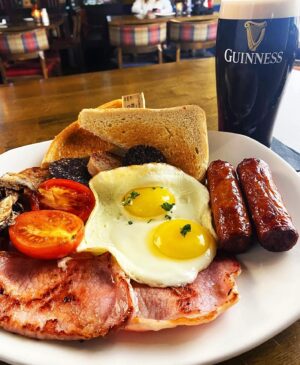 Kathleen Madigan Instagram - Last call for an Irish breakfast leaving Dublin ☘️✈️

#dublin #ireland #irishbreakfast #guinness #kathleenmadigan #madiganspubcast #breakfastbeer