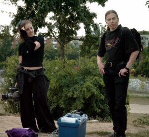 Kathrin Fricke Instagram - Irgendwo bei einem Busch am Mauerpark in Berlin, vor 20 Jahren und heute. Die selbe Stelle, die selben zwei Bekloppten ❤️