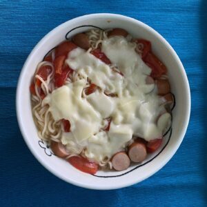 Kathrin Fricke Instagram - Ramennudeln wo das Gewürzpäckchen in der Packung gefehlt hat, alte Tomaten die noch gut aber sehr weich waren, ne alte Bockwurst, eine zerrissene in der Mikro warmgemachte Goudascheibe... 
Collage aus Essen, Kaddi, 2020
Der Künstler.......hhhh.... hat hier ganz klar das Gefühl von.... Angst und Verzweiflung ausgedrückt.