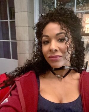 Kathryn Drysdale Instagram - Yet more BTS of @bridgertonnetflix . (Just love this top one of @actualjoannabobin ) ❤️ #bridgerton