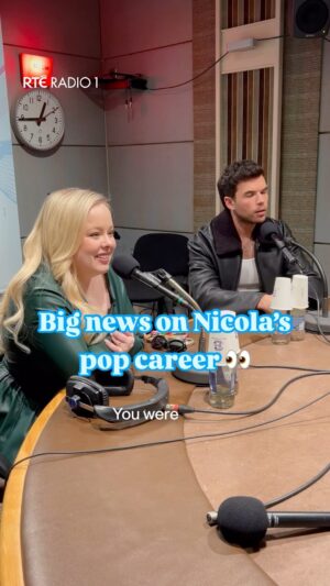 Kathryn Thomas Instagram - 💃 Shoes 👠, private yachts 🛥️, caviar 🍽️, more shoes 👠 💃 

@nicolacoughlan and @lukenewtonuk joined @kathrynthomasofficial to talk #Bridgerton, world tours, and of course, Nicola’s pop career 💅