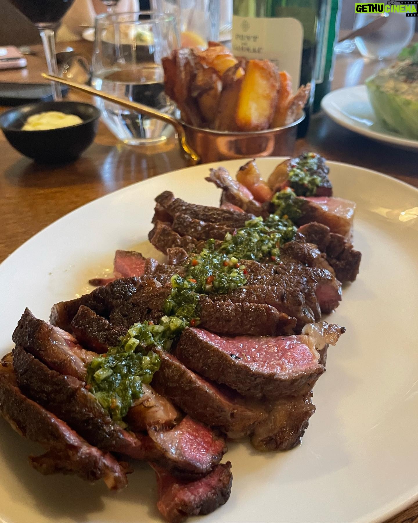 Kathryn Thomas - 1.5K Likes - Finally got to celebrate our January birthdays together.
So proud of my sis @linthomasie who had her first outing without baby Lily.
Sunday lunch @lockswindsorterrace didn’t disappoint. Food was incredible and one of the most comfortable and cosy restaurant rooms in Dublin by far! Put it on your list xx
