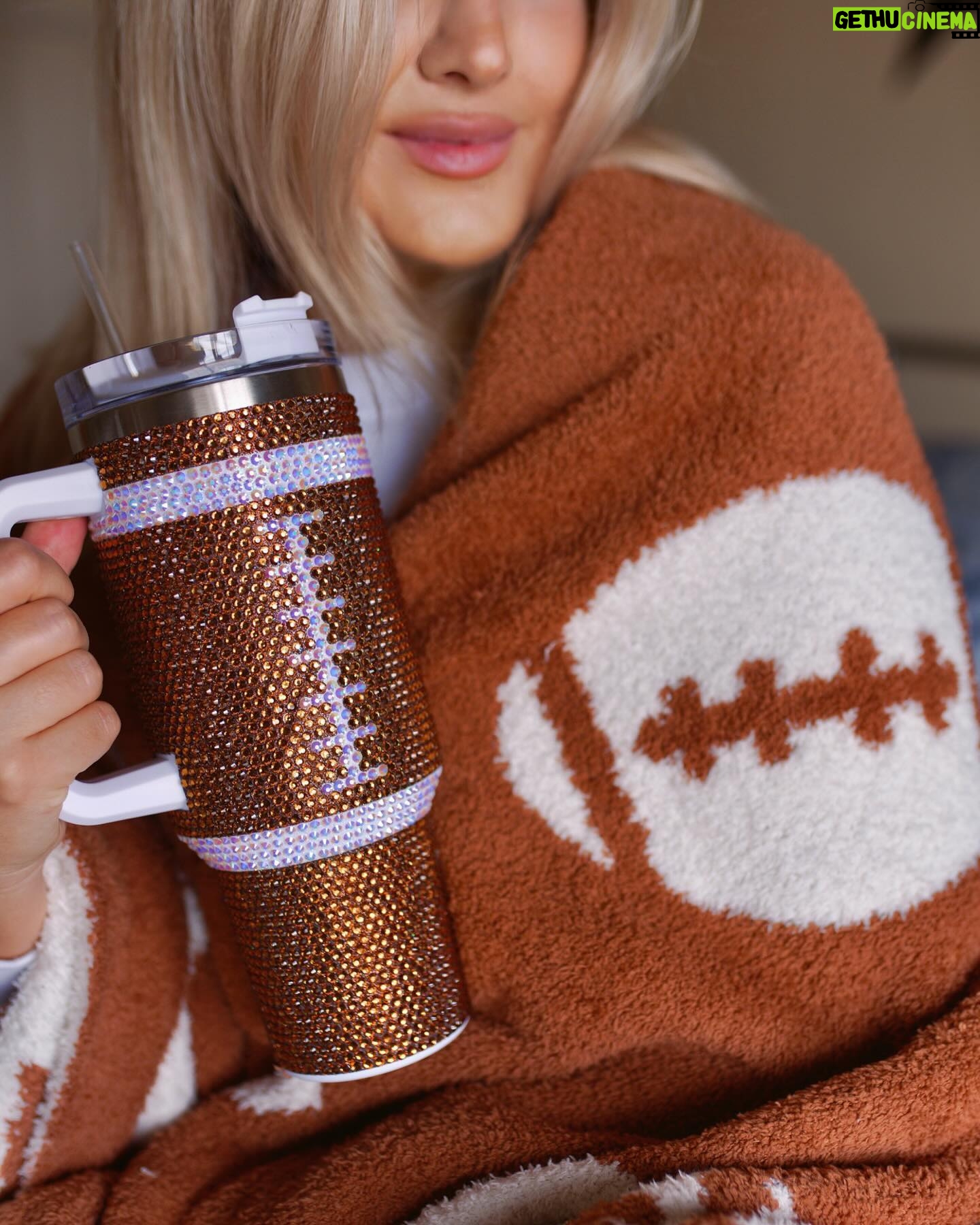 Kathryn Dunn Instagram - football sunday 🤎🏈 @livelovegameday