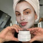 Kathryn Dunn Instagram - trying out the new @clarinsusa Cryo-Flash Cream-Mask 🧖🏼‍♀️ and I think I’ll definitely be adding this mask to my routine more often!❄️🤯 What do you think of the results?? #CryoFacial #clarins #clarinsmakeup