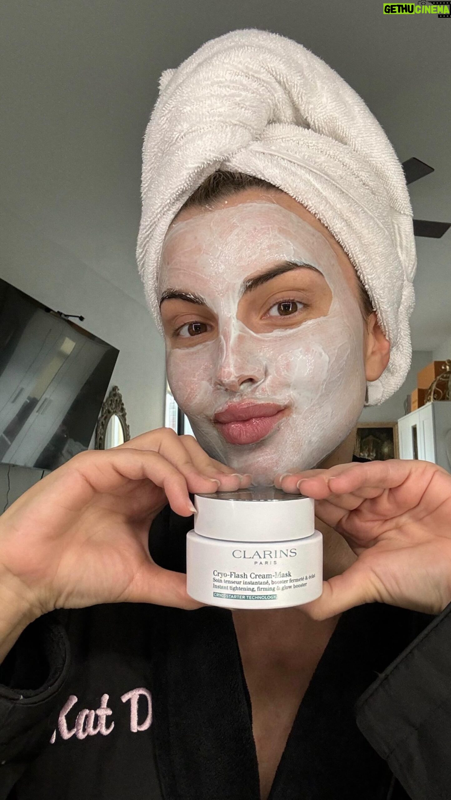 Kathryn Dunn Instagram - trying out the new @clarinsusa Cryo-Flash Cream-Mask 🧖🏼♀️ and I think I’ll definitely be adding this mask to my routine more often!❄️🤯 What do you think of the results?? #CryoFacial #clarins #clarinsmakeup