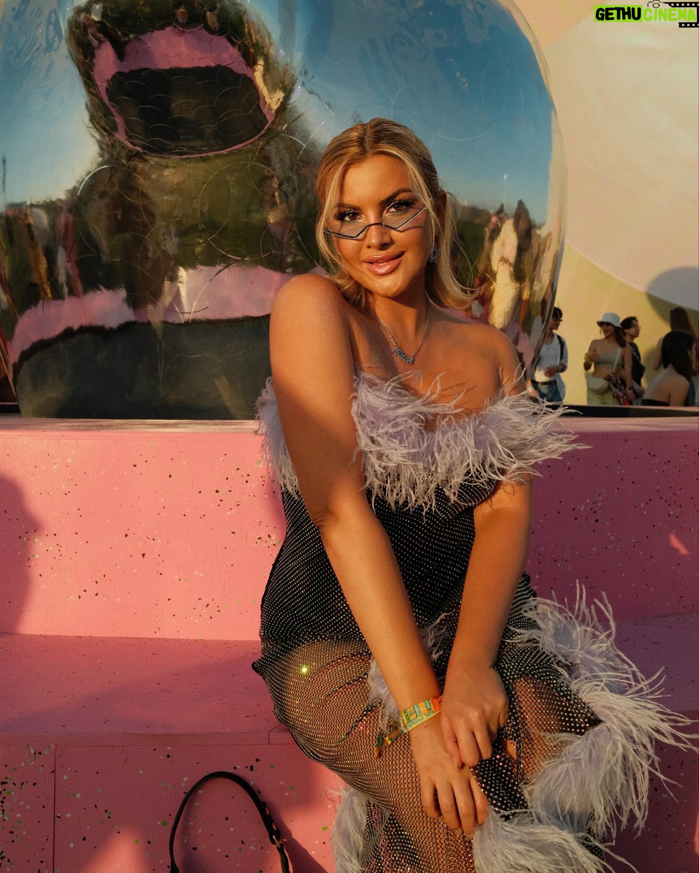 Kathryn Dunn Instagram - 📍nochella decided to skip out on the coachella festivities this year💔😭 but it’s still one of my favorite weekends to lurk over social media!😍 can’t wait to see everyone’s fashion, here’s a look at some of mine over the years! 🏜️👽🌵 and I’ll see yall at stagecoach in 2 weeks!🤠 #coachella #revolvefestival #festival #nochella