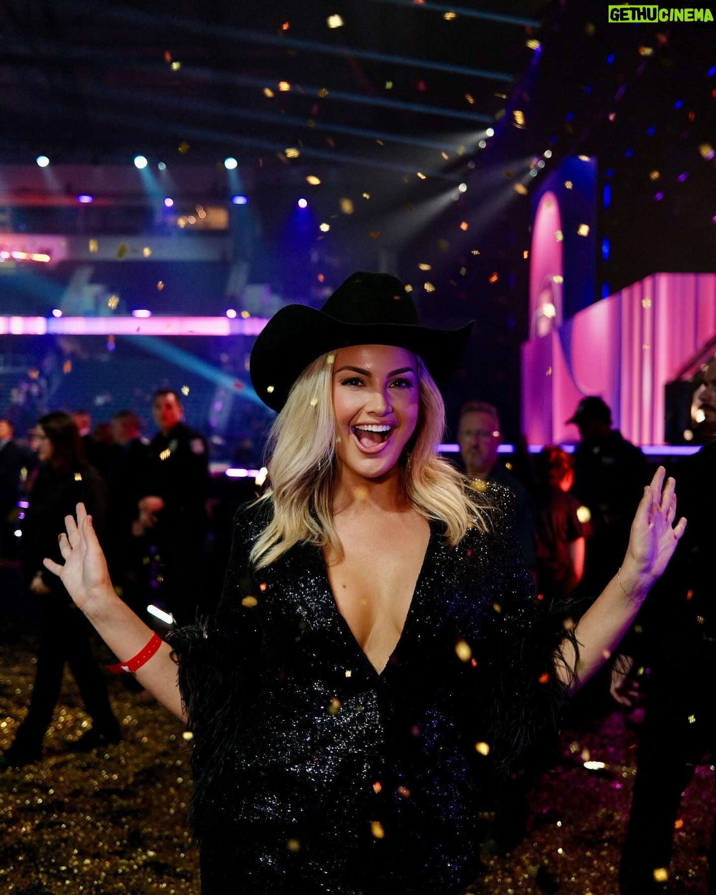 Kathryn Dunn Instagram - when me, post malone, and reba are all in the same room🤯😭 @acmawards I had the best time celebrating country music with country’s biggest stars right in my own city ⭐️ Thank you @choctawcasinos for an incredible experience!🤠