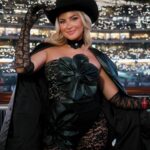 Kathryn Dunn Instagram - it’s giving 16 carriages 💅🏻🐃🖤🤠 @theamerican.tr @tetonridgeperformancehorses #Americanrodeo #TetonRidgePartner #americanperformancehorsemen