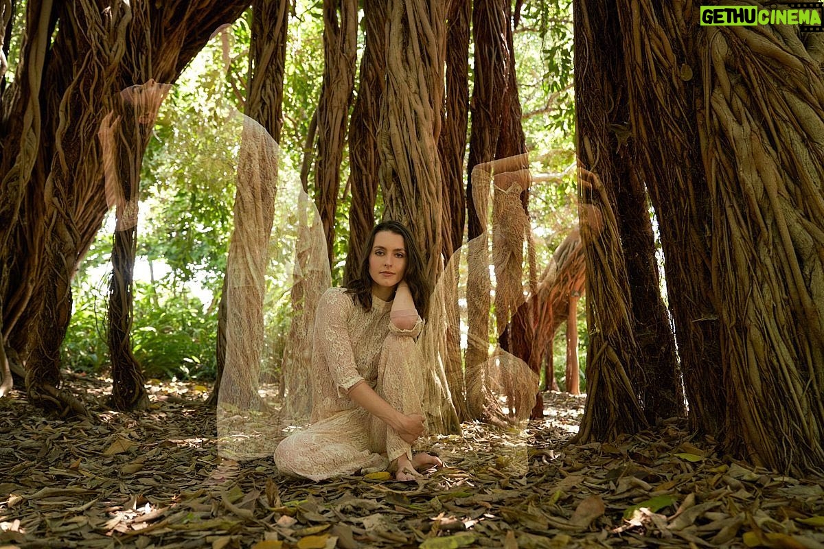 Kathryn McCormick Instagram - “The way to have and be a sharp, powerful instrument is to be minutely sensitive, and use that sensitivity to see the epiphanies that have been sitting around you all along.” -Stephen Nachmanovitch I am grateful for the supportive space that @clistudios offers our dance community! This space gives permission to arrive into our bodies, uncover what they hold, and experience them through movement. 🌱 Check out the link in my bio to become a member @clistudios and let’s explore together! 📸@geovannysantillan #clistudios #create #learn #inspire