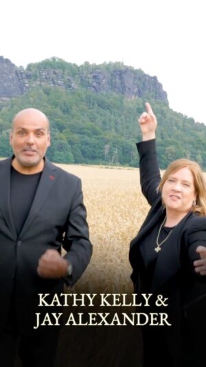 Kathy Kelly Instagram - In knapp einem Monat ist es soweit! Wir starten unsere Tour! In welcher Stadt dürfen wir euch begrüßen? 🎤

/ #KathyKelly #Konzert #DeutscheMusik #MusikVerbindet #KellyFamily #UnterEinemHimmelTour2023 #JayAlexander #KathyKellyJayAlexander