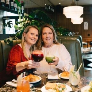 Kathy Kelly Instagram - Happy Healthy Saint Patrick’s day to you all#kellygirls#healthifestyle#happysaintpatricksday#kathykellyofficial #jayakexander#untereinemhimmeltour2023