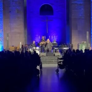 Kathy Kelly Instagram - Karlsruhe yesterday see you in Speyer , Celle, Schwerin,Kiel Lübeck #untereinemhimmeltour2023#jayalexander#kathykellyofficial#underjustonesky