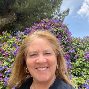 Kathy Kelly Instagram - Frühlings Gefühl #spanien#sonne#blumen#wellbeing#erholung#kathykellyofficial#kellyfamilyofficial