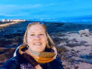 Kathy Kelly Instagram - Resting from my my covid cold back in October  getting the coughing gone ,on the ocean fresh air it’s working , I find ocean air the best remedy and the Sun#kathykelly#bauerndeutschland#kellyfamilyofficial#healthaboveall#freshair#seaside#spain#health#walking#sport#goodfood