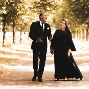 Kathy Kelly Instagram - Musik verbindet uns und genau das wollen wir mit unserer neuen Tour “Unter einem Himmel” ausdrücken! Kommt vorbei uns lasst euch von uns einen Abend lang in eine andere Welt entführen! ☺️ Wir freuen uns auf euch! 
#KathyKelly #Konzert #DeutscheMusik #MusikVerbindet #KellyFamily #UnterEinemHimmelTour2023 #JayAlexander #KathyKellyJayAlexander