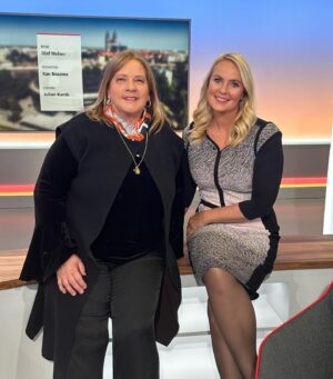 Kathy Kelly Instagram - Danke für den Besuch bei #mdrumelf liebe @kathykellyofficial 🫶 Kathy ist auf Tournee “Unter einem Himmel”: heute in Schwerin und in Leipzig am 4.5. und am 5.5. in der Lukaskirche Dresden… #starkestimme #powerfrau #danke #mdrumelf #live 🙏 #untereinemhimmel #kathykelly #kathykellyofficial #justonesky #jayalexander #underjustoneskytour 😍 #kellyfamily