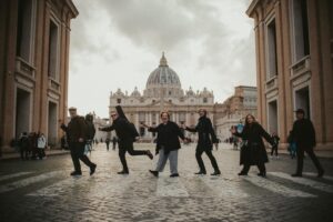 Kathy Kelly Instagram - Throwback on our doku trip Infront of the Vatican in Rome #kellyfamilyofficial#kathykellyofficial#jayalexanderkathykelly