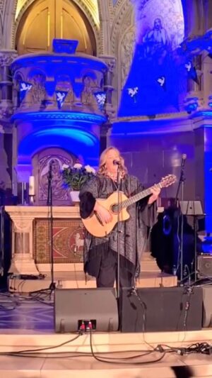 Kathy Kelly Instagram - Sometimes … 🪽

Getting goosebumps every time I sing this song! Thank you for your support and love! There are 3 concerts left with @blackgospelangles and @therealrosewatson . Who will I see there? 🙏🏼❤️
______________
#kathykelly #kathykellyofficial #blackgospel #ladyrose #tour #gospelmusic #touropening #singersongwriter

Video by @mami5ha