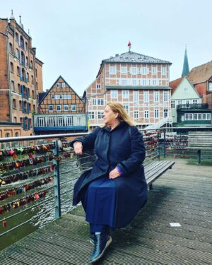 Kathy Kelly Instagram - Stopped in beautiful Lüneburg on my way home. #untereinemhimmel#kathykellyofficial#jayalexanderkathykelly#kellyfamilyofficial#untereinemhimmeltour2023#vitaliaseehotel