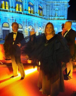 Kathy Kelly Instagram - Yesterday in the Semper Opernball 2024 behind the opera Haus on the red carpet #antjegohlkestyling#kathykellyclassical#classicalmusic#kathykellyofficial