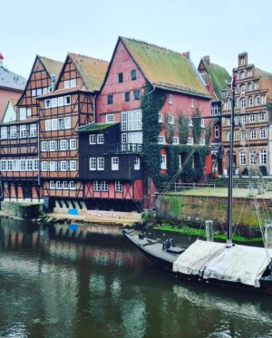 Kathy Kelly Instagram - Stopped in beautiful Lüneburg on my way home. #untereinemhimmel#kathykellyofficial#jayalexanderkathykelly#kellyfamilyofficial#untereinemhimmeltour2023#vitaliaseehotel