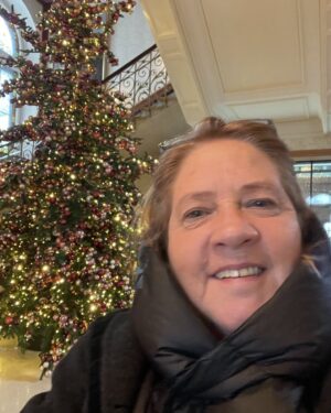 Kathy Kelly Instagram - Down town in Zürich having a good Schweizer Café before we rock that stage tonight #kathykellyofficial#kellyfamilyofficial#jayslexanderkathykelly#untereinemhimmel#christmasparty2022