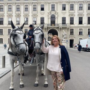 Kathy Kelly Instagram - Throwback photo shooting Wien 2022 für Frauen Magazine super make von unsere Anja vote for her in instagram#jacksbeautyline#beauty#kathykellyofficial