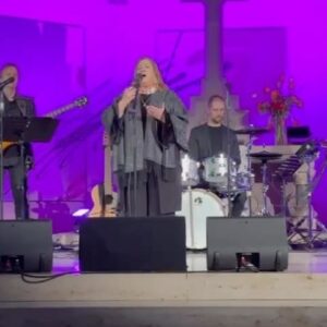 Kathy Kelly Instagram - Can‘t wait to be on stage again! 🎤  Thank you for your incredible support. It means a lot to me ❤️ #untereinemhimmeltour2023 #jayalexander#kathykellyofficial