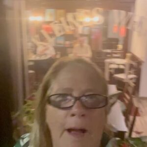 Kathy Kelly Instagram - Morgen ist es so weit , ich musste es mit euch teilen dieses Video , süß Erwin stephan genießt sein Abend essen in ein wunderbare Wiener Café
Klassik Repertoire ,Lippen schweigen ,Casta Diva. Othello Duettes, von Operette es wird ein wunderbaren  Abend 30.09.2023 in Der Klavier Galerie um 18:30 kaiserstrasse 10. 1070 Wien

https://allevents.in/mobile/amp-event.php?event_id=200025279087315