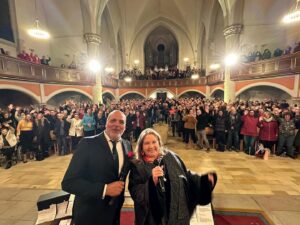 Kathy Kelly Instagram - Danke Erfurt bei der wunderschöne Thomaskirche . Es war unsere drittes konzert volles Haus in Erfurt  bei Thüringen #untereinemhimmeltour2023
#jayalexander#kathykelly#erfurt.  Jay mein Traum unsere Traum wird war jeden Tag , wir werden mit Liebe und music im Luft mit himmlische Gesänge verwöhnt von einander stimmen. Und diese Liebe unseres Publikum .Gott meint es gut mit uns