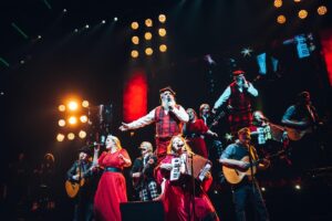 Kathy Kelly Instagram - Today our fourth show , the flow the interaction the fun , and thankfulness that in these times it’s possible to pull it through. Thank you all !!#kellyfamilyofficial#kathykellyofficial#semmelmanconcerts#christmasparty2022#thosewerethedays#peaceonhearth#christmasinourhearts#christmaspartykellyfamily