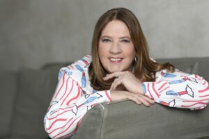 Kathy Kelly Instagram - Throwback photo shoot done with the great Beckmann love this blouse too #beckmannphotos#kathykellyofficial#kellyfamilyofficial