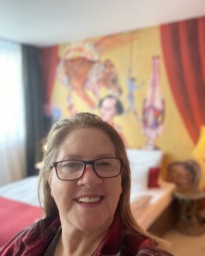 Kathy Kelly Instagram - Wien wir sind bereit die Stadthalle zur rocken mit unsere Christmas party show “Das Leben ist ein Circus, das Leben is soo schön , wie Clowns in der Manege , soll man uns lachen sehn”#werlachtueberlebt#kathykellyofficial#kellyfamilyofficial#christmasparty2022#wien