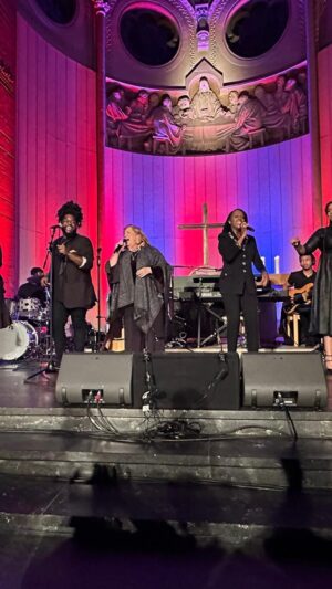 Kathy Kelly Instagram - WE ARE THE WORLD! 🎤🧡

Magic moments on tour!

@blackgospelangels @therealrosewatson 
______________
#kathykelly #kathykellyofficial #blackgospel #ladyrose #tour #gospelmusic #touropening #singersongwriter