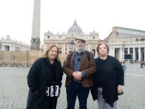 Kathy Kelly Instagram - The three older ones right I front of the Vatican loved that Doku Caroline Paul kelly#kathykellyofficial#thekellyfamilyofficial#kellyfamilyofficial#rtl2doku2022