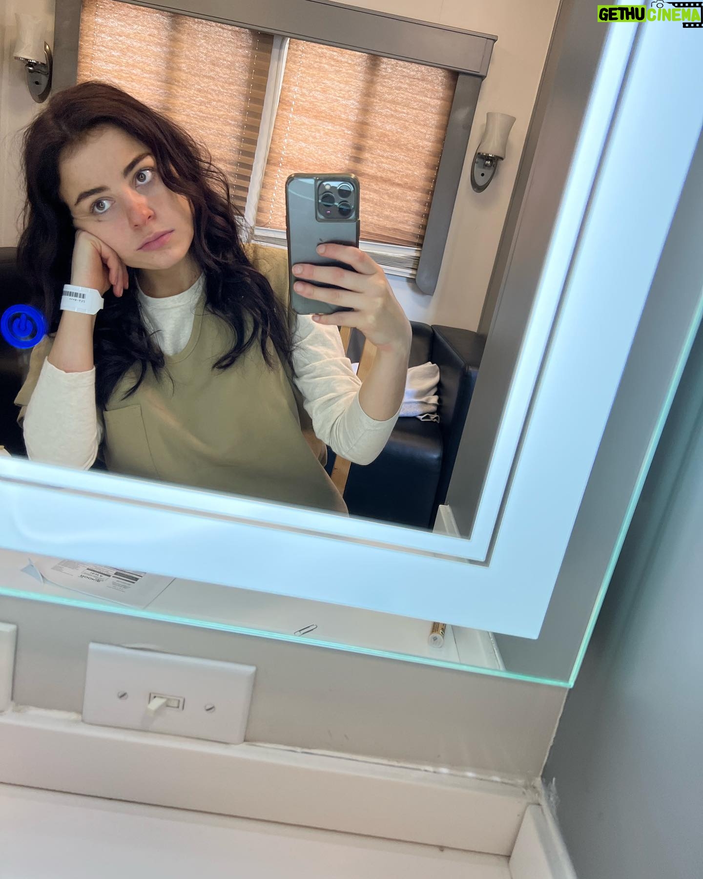 Katie Sarife - 4.5K Likes - Prison isn’t going too well for Aliz.. BTS from the return on @therookiefeds Swipe to end to see Aliz living her best boujee life.
Episode 16 directed by the lovely @jeanofthelees
Episode 3 by the amazing @brooklynboybella
Shout out the the Mala Noche gals 💕 you were great!