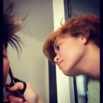 Katie Leung Instagram - Not sure why @fast_tangerine isn’t talking to me this morning...🙃✂️ #stayathome #stayawayfromthescissors