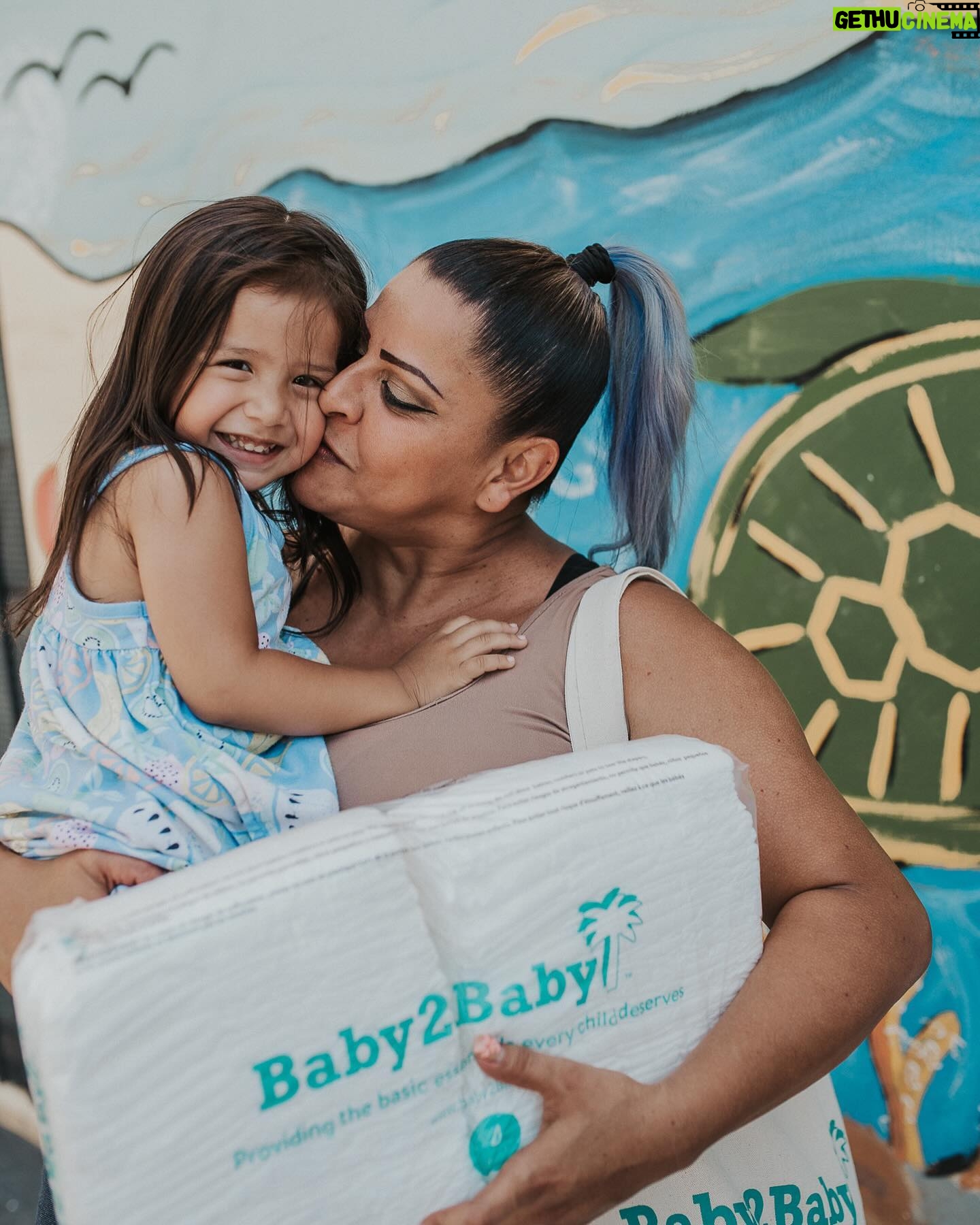 Katie Lowes Instagram - I absolutely adore and am so proud of @Baby2Baby and their work providing critical items to more than one MILLION children across the country each year. BIG THANKS TO @carhartt for stepping up this Giving Tuesday and supporting the hardworking moms Baby2Baby serve nationwide and helping them provide basic essentials to their children! ❤️❤️❤️